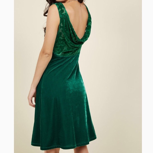 Pin-up to the challenge velvet dress - Picture 1 of 5
